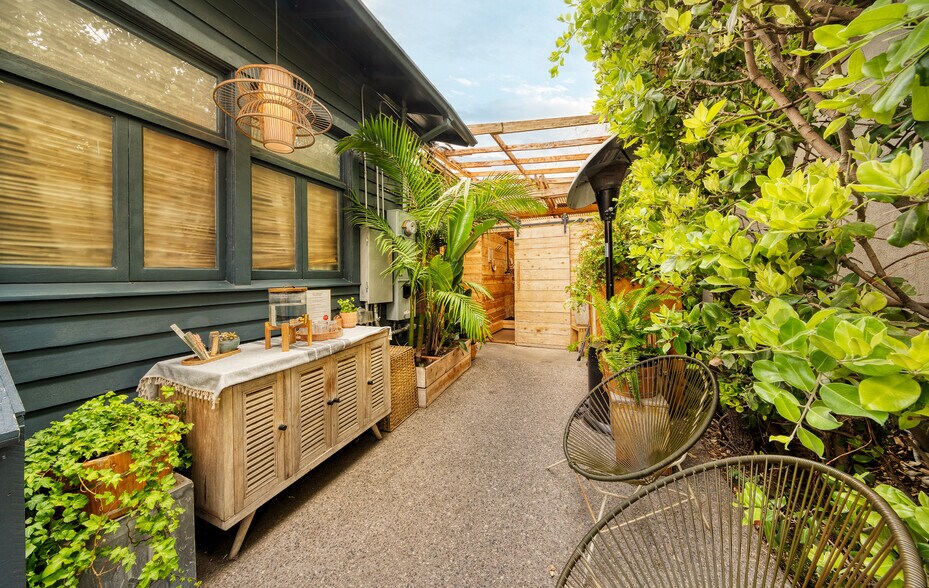 More Photos Of 1209 Abbot Kinney Blvd, Venice Office For Sale