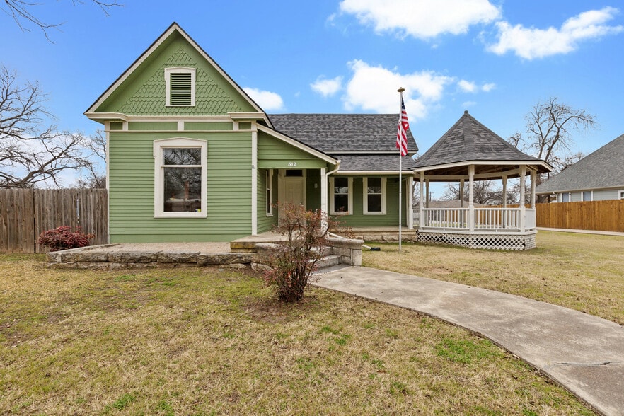 More Photos Of 512 N Travis St, Granbury Hospitality For Sale