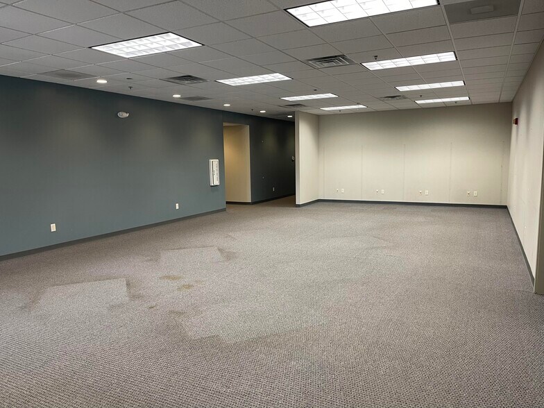 More Photos Of 303 N Hershey Rd, Bloomington Medical For Lease