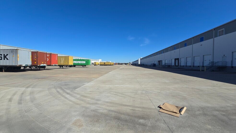 More Photos Of 5870 W Fuqua St, Houston Distribution For Lease