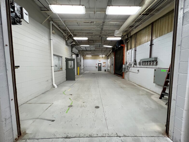 More Photos Of 11530 Stephens Rd, Warren Warehouse For Lease