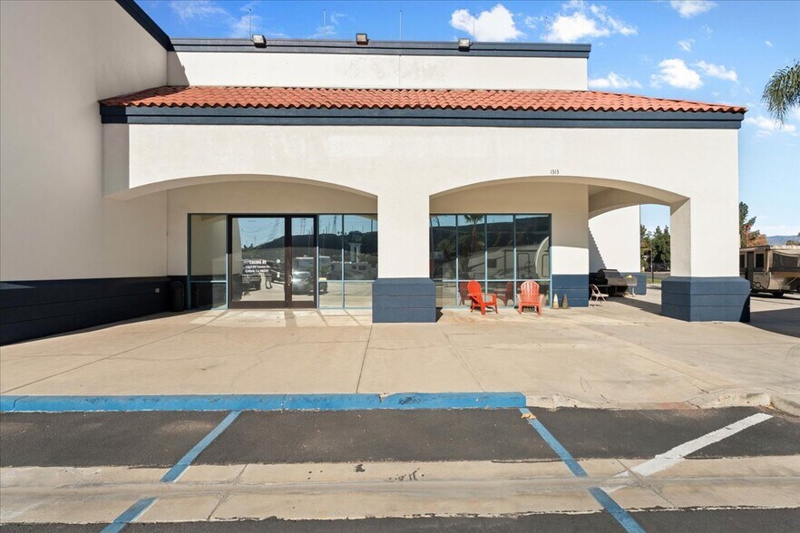 More Photos Of 1313 Rv Center Dr, Colton Auto Dealership For Lease