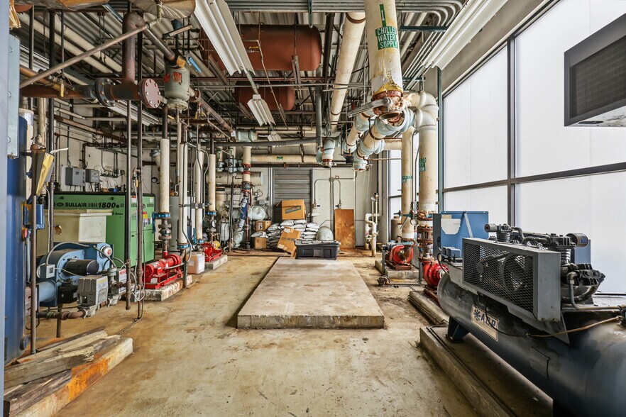 More Photos Of 15201 Mercantile Dr, Dearborn Light Manufacturing For Sale