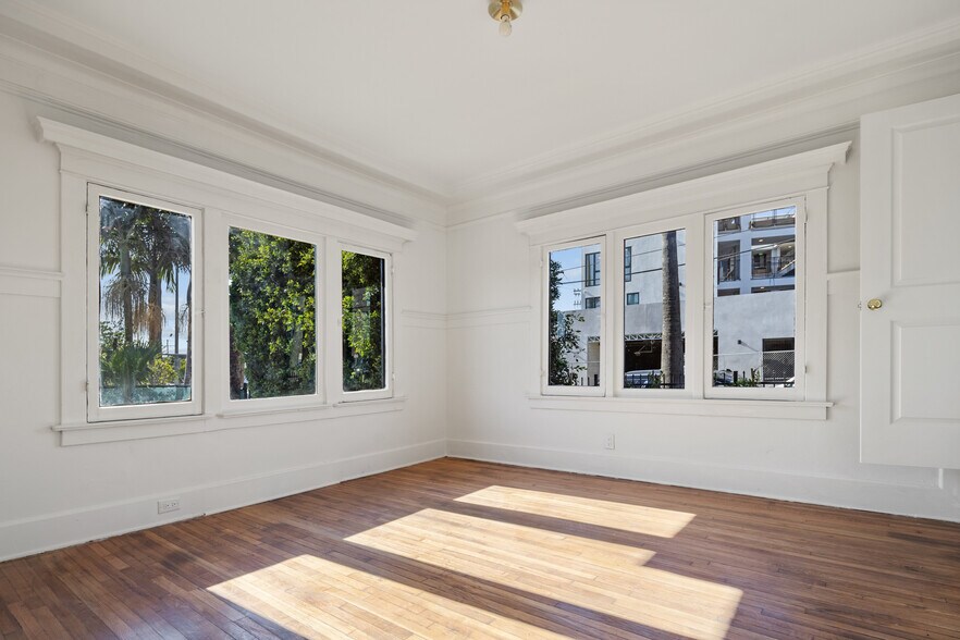 More Photos Of 4572 W Washington Blvd, Los Angeles Office For Sale