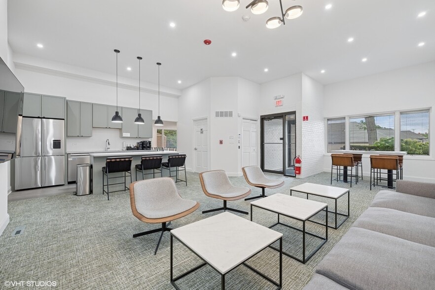 More Photos Of 915 N Milwaukee Ave, Libertyville Office For Sale