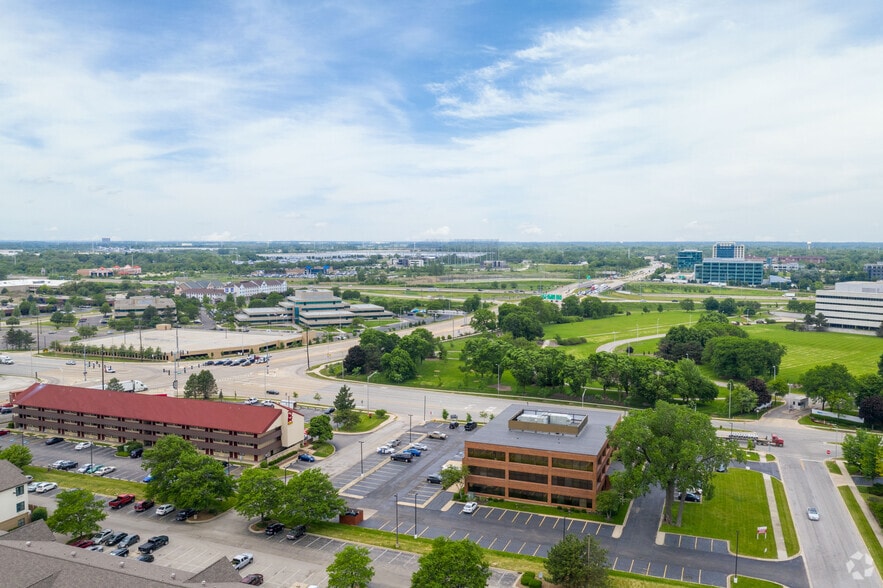 More Photos Of 1601 Bond St, Naperville Office For Lease