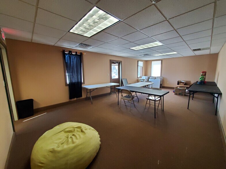 More Photos Of 238 Bay St, Queensbury Showroom For Lease