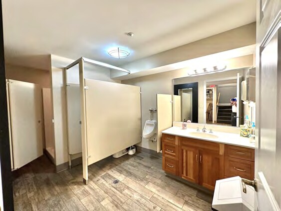 More Photos Of 214 Aberdeen Dr, Valparaiso Office For Sale