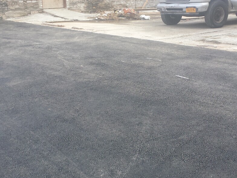 More Photos Of 22 Grattan St, Brooklyn Land For Lease