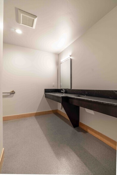 More Photos Of 8512 N Wayne Dr, Hayden Flex For Lease