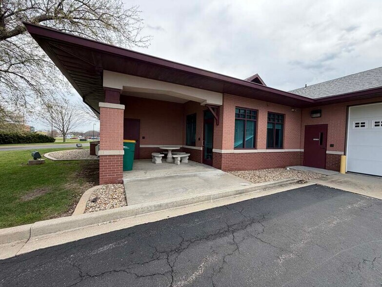 More Photos Of 3167 Robbins Rd, Springfield Office For Sale