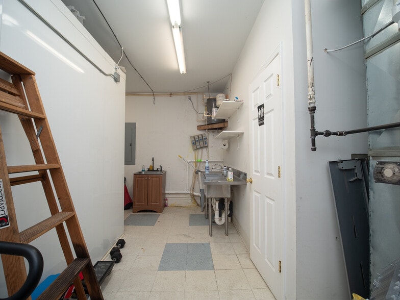 More Photos Of 301 W 34th St, Latonia Freestanding For Sale