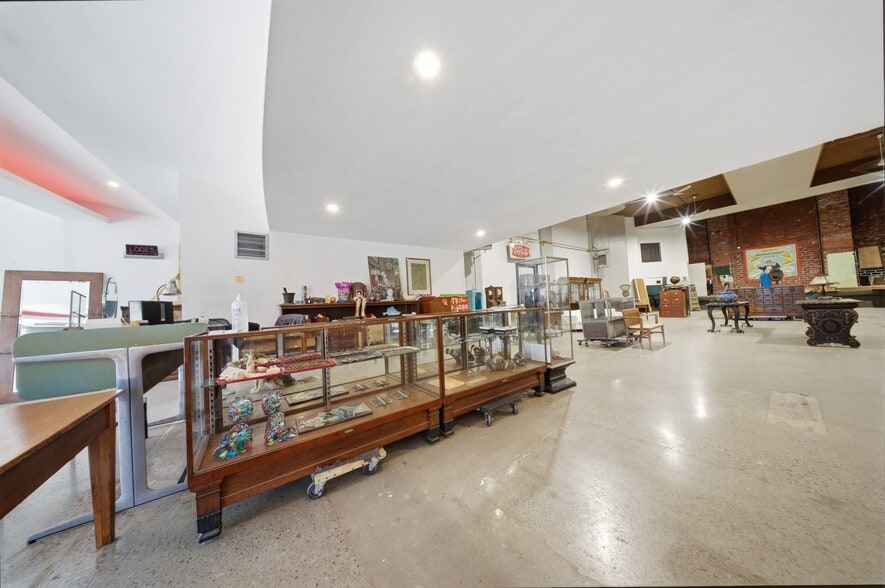 More Photos Of 195 Ottawa St N, Hamilton Storefront For Sale