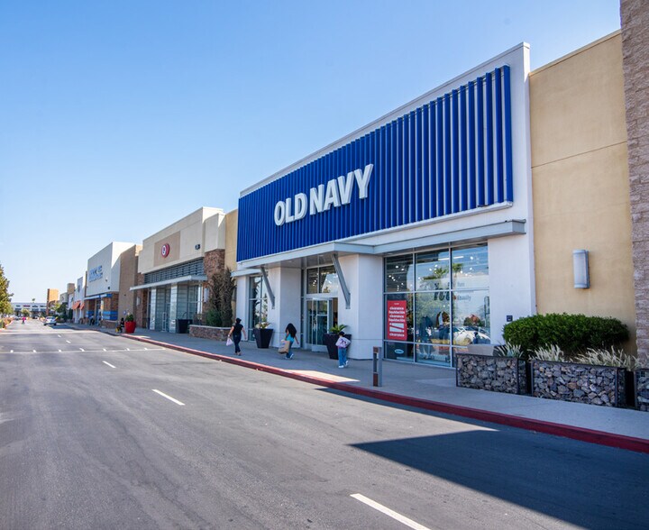 More Photos Of 1145 Renaissance Pky, Rialto Supermarket For Lease