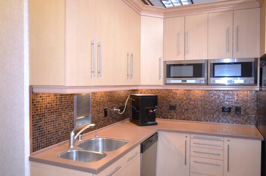 More Photos Of 2800 S Main St, Santa Ana Warehouse For Sale