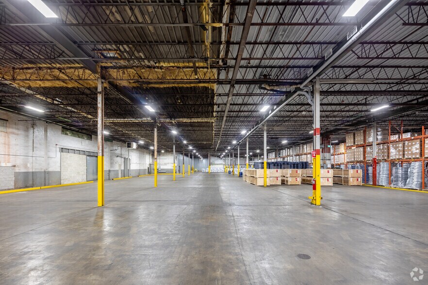 More Photos Of 677 Rue Douville, Granby Warehouse For Lease