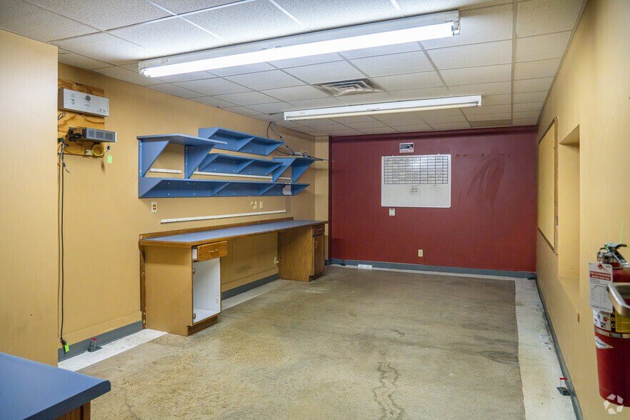 More Photos Of 9941 N Alpine Rd, Machesney Park Warehouse For Lease