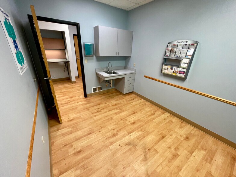 More Photos Of 1125 E Michigan Ave, Battle Creek Storefront Retail Office For Lease