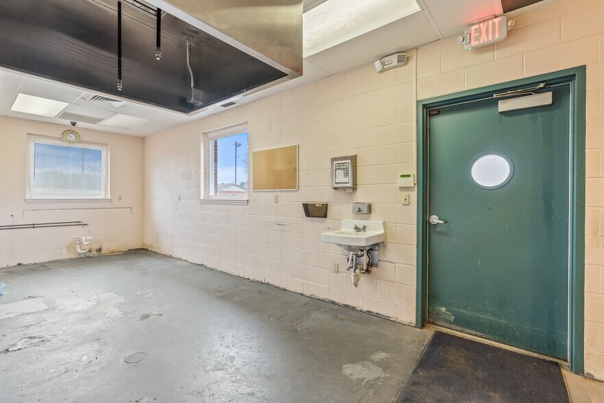 More Photos Of 512 Professional Park Rd, Clinton Medical For Sale