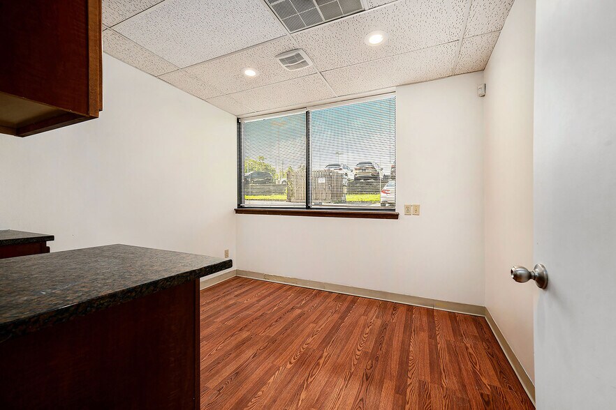 More Photos Of 5950 N Oak Tfwy, Kansas City Office For Sale