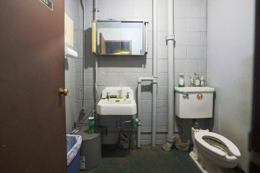 More Photos Of 4215 E Lake St, Minneapolis Freestanding For Sale