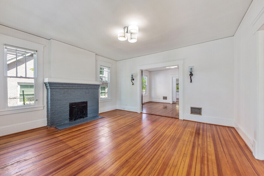 More Photos Of 221 E Kingston Ave, Charlotte Office Residential For Sale