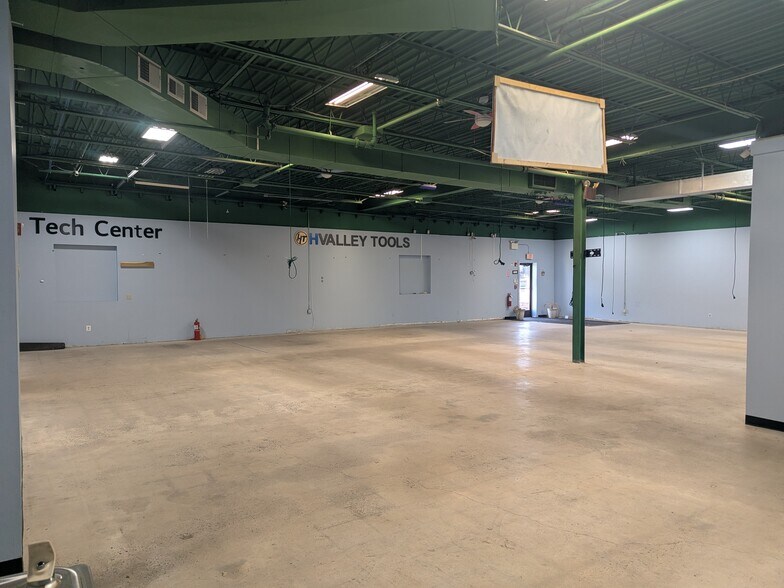 More Photos Of 1065 Industrial Blvd, Southampton Warehouse For Lease