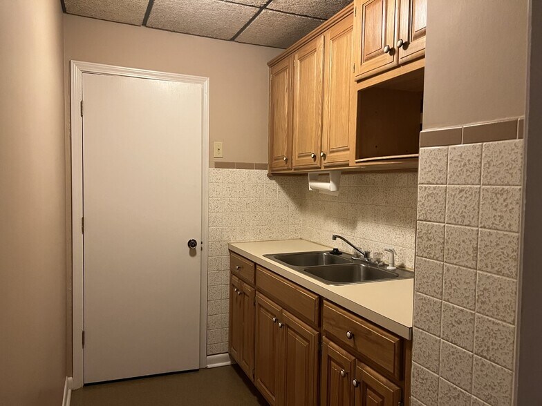 More Photos Of 302 Pointer Trl W, Van Buren Office For Sale