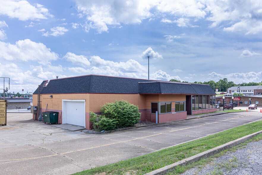 More Photos Of 1630 Commercial St, Warsaw Restaurant For Sale