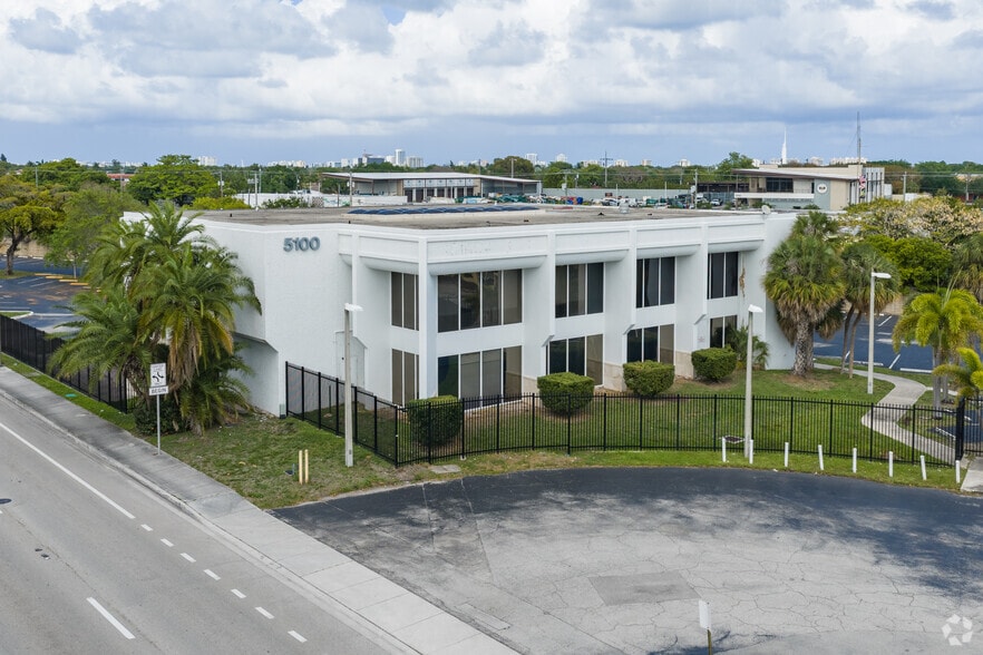 More Photos Of 5100 N Dixie Hwy, Oakland Park Office For Sale
