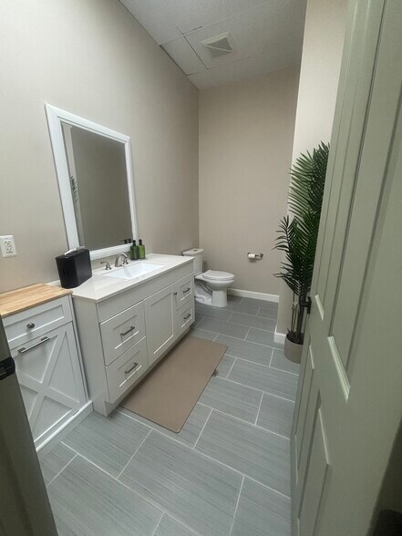 More Photos Of 24001 Orchard Lake Rd, Farmington Hills Medical For Lease