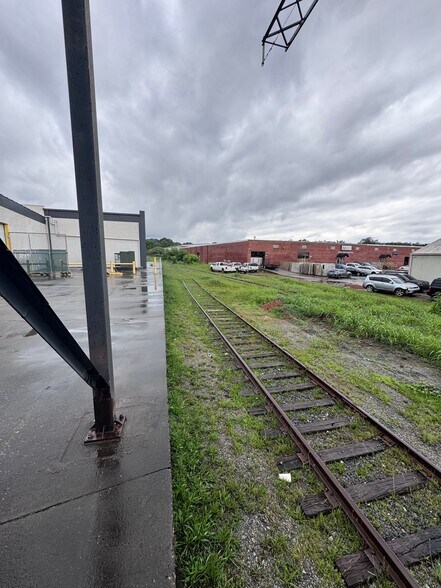 More Photos Of 707 S Erwin St, Cartersville Warehouse For Lease