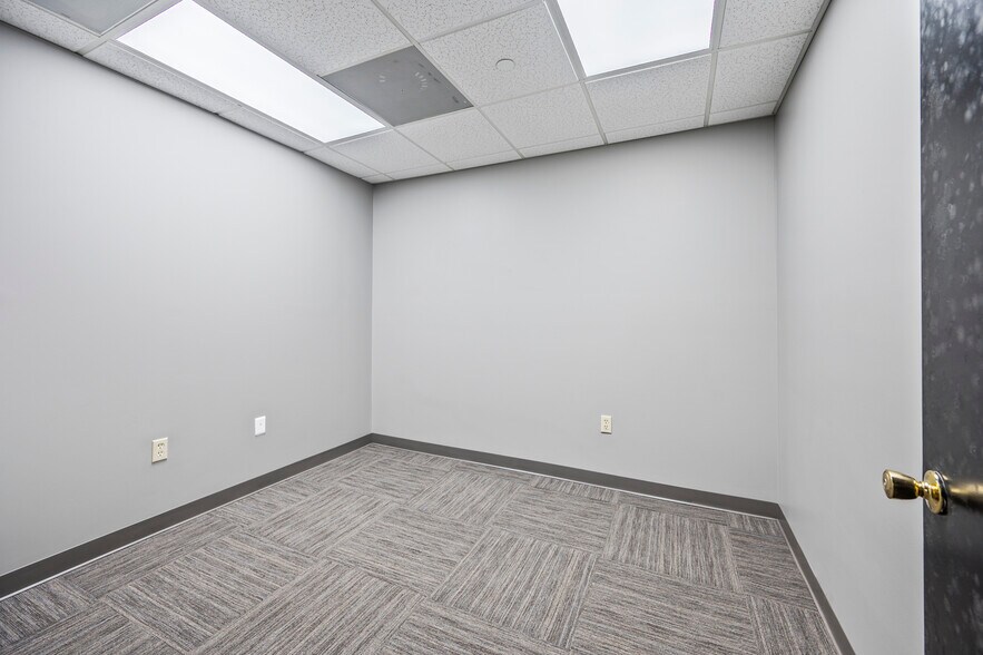 More Photos Of 2064 Brentwood St, High Point Warehouse For Lease