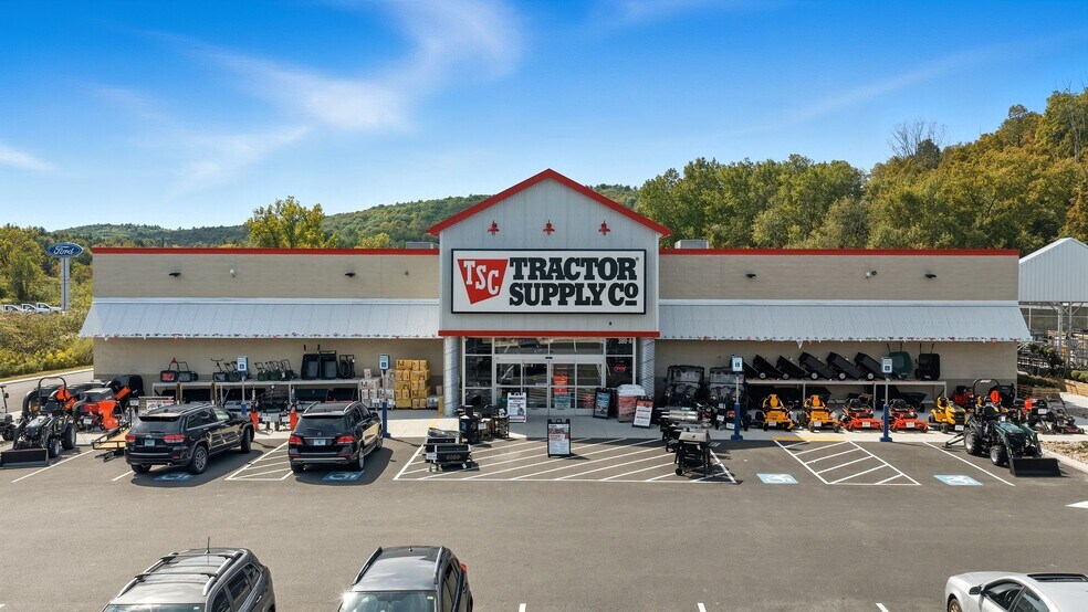 More Photos Of 380 New Hartford Rd, Barkhamsted Storefront For Lease