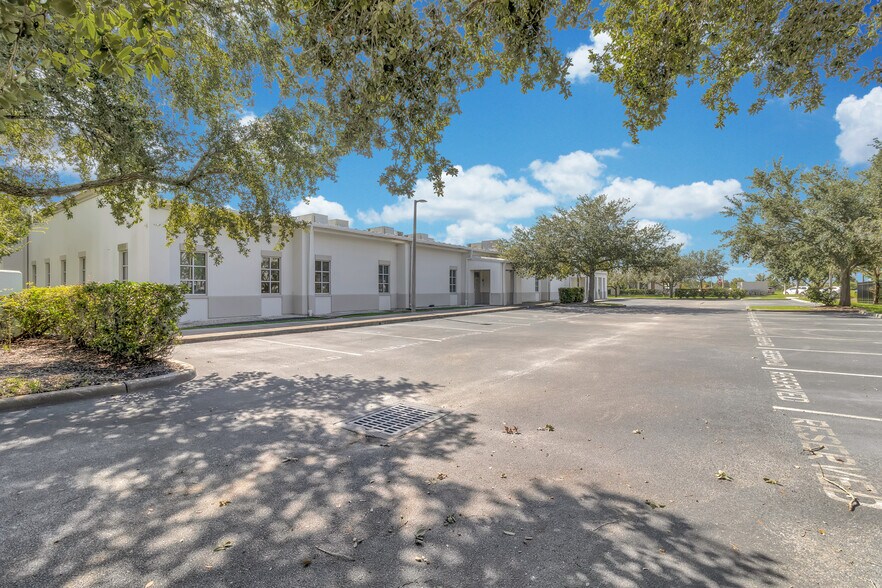 More Photos Of 1201 E Oak St, Kissimmee Office For Sale