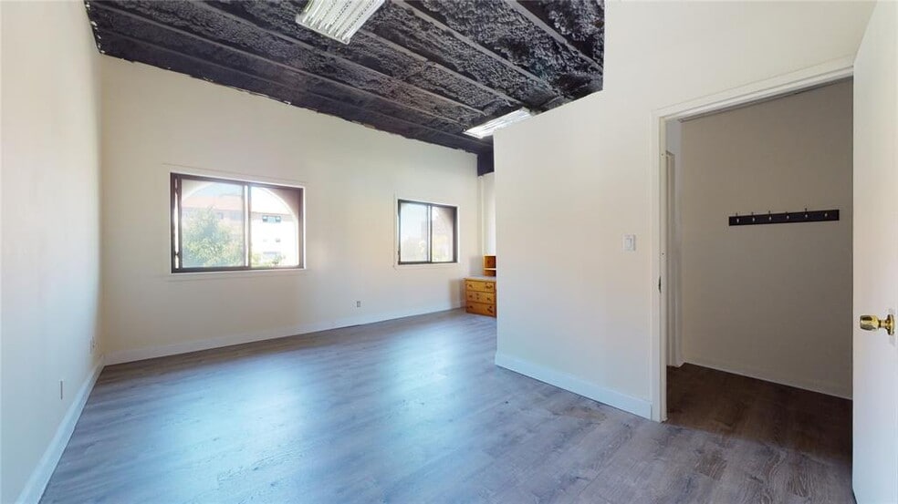 More Photos Of 166 W Park Ave, Long Beach Storefront Retail Office For Sale