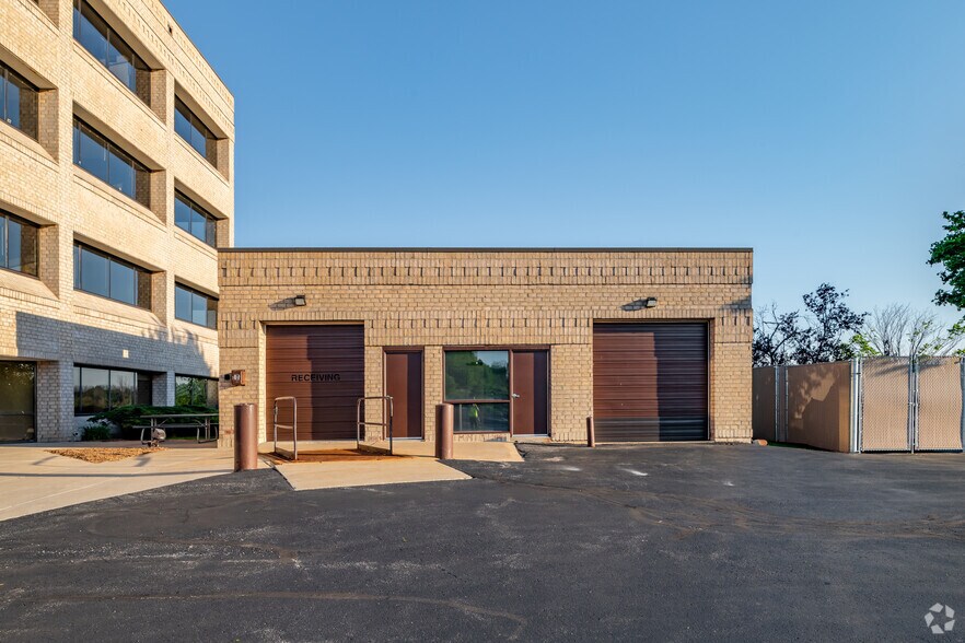 More Photos Of N14W23833 Stone Ridge Dr, Waukesha Office For Lease