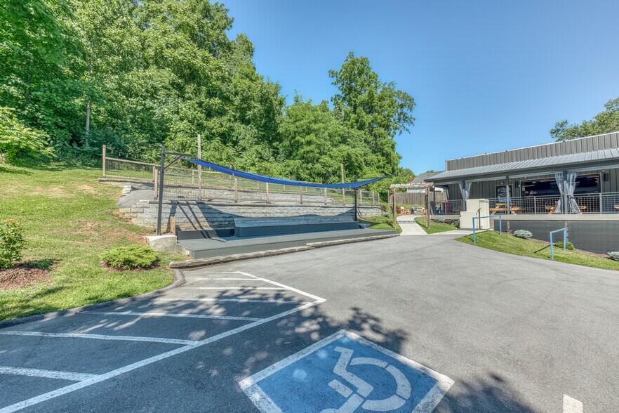 More Photos Of 640 E Maple St, Johnson City Bar For Sale