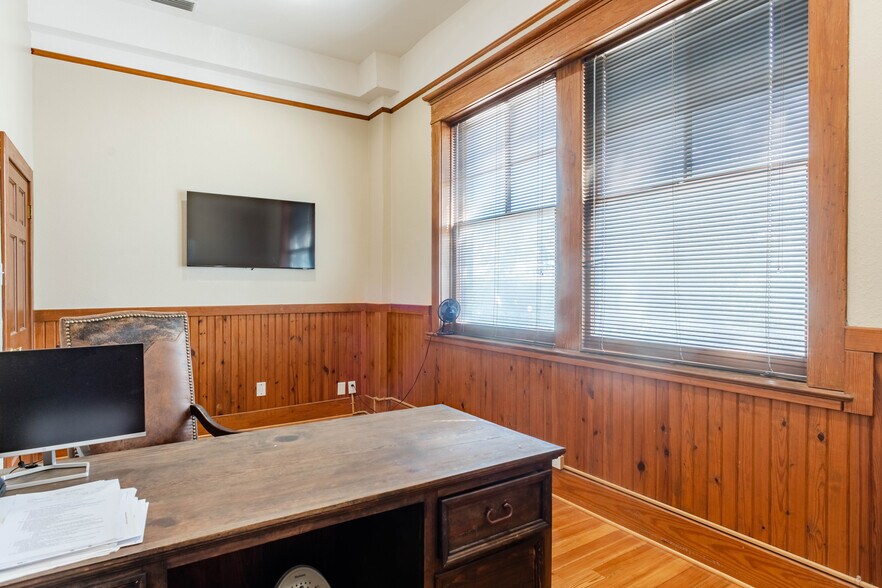 More Photos Of 131 E Exchange Ave, Fort Worth Office Residential For Lease