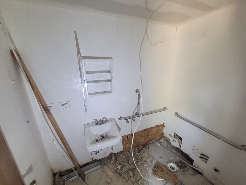 More Photos Of 14907 Livernois Ave, Detroit Flex For Sale
