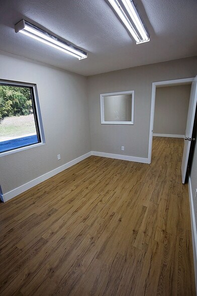 More Photos Of 1010 Park Ct, Safety Harbor Warehouse For Lease