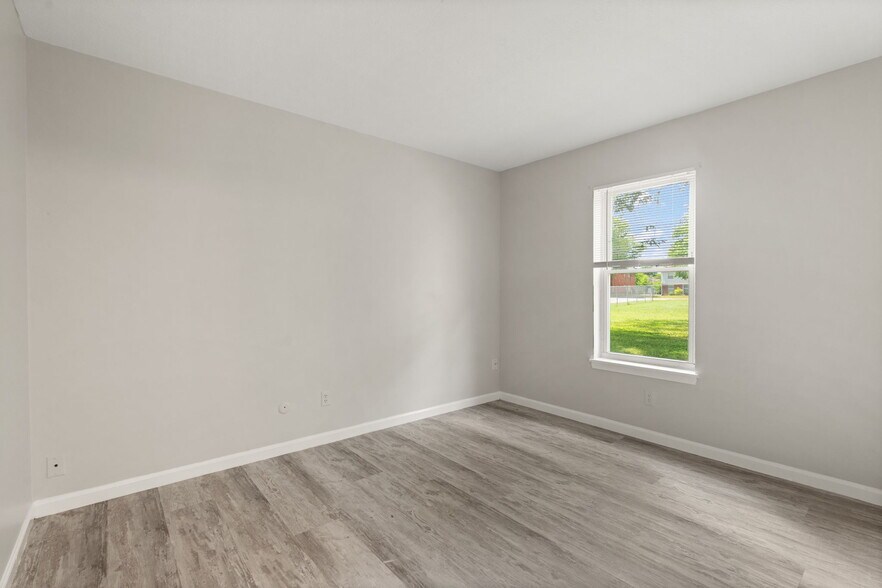 More Photos Of 815-817 Lancelot ct, Jeffersonville Multifamily For Sale