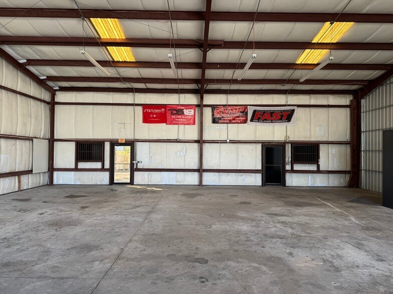 More Photos Of 110 Commercial Pl, Sebring Warehouse For Lease