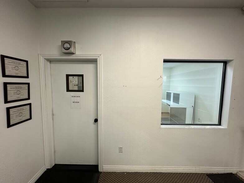 More Photos Of 212 W Magnolia Blvd, Burbank Light Distribution For Lease