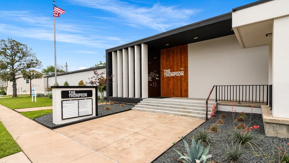 Primary Photo Of 702 N Thompson St, Conroe Office For Lease