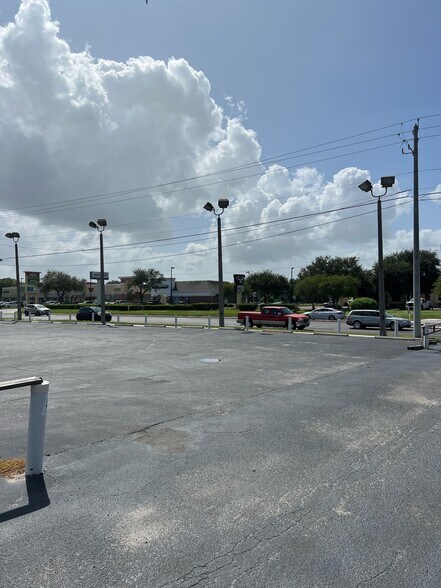 More Photos Of 2900 James L Redman Pky, Plant City Freestanding For Sale