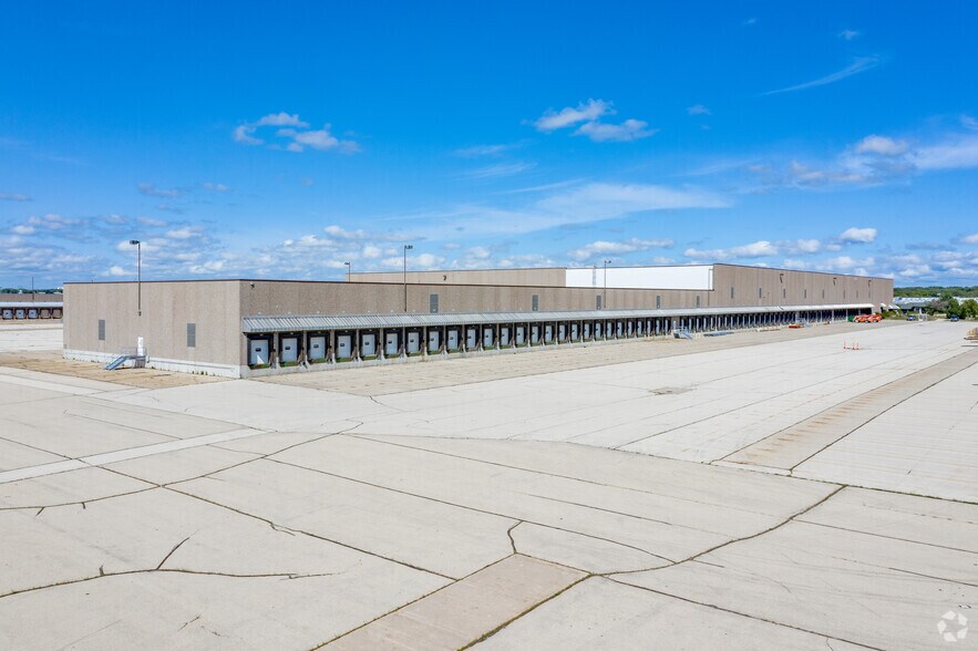 More Photos Of 1717 Lawrence Dr, De Pere Distribution For Lease