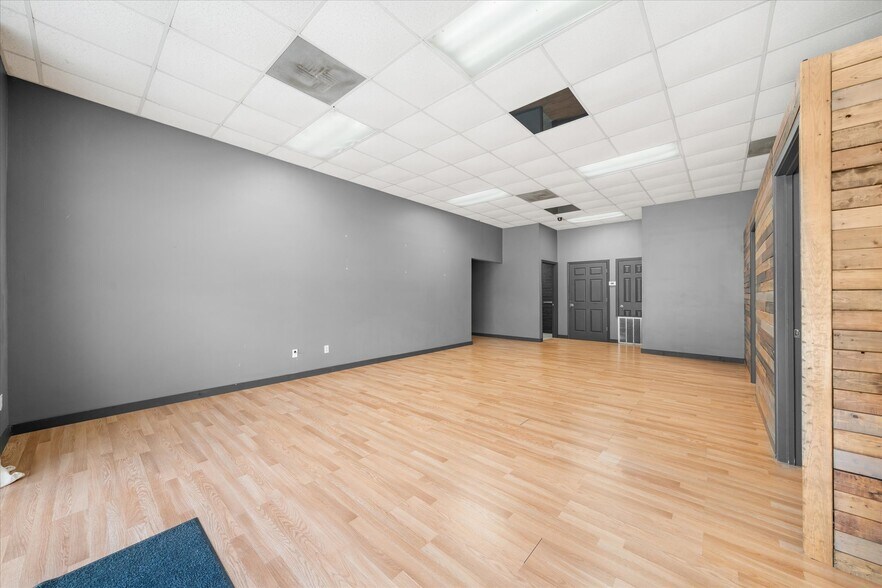 More Photos Of 1502 W 7th St, Laurel Showroom For Sale