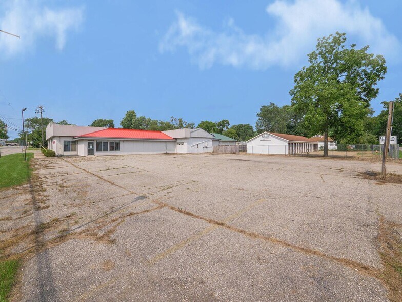 More Photos Of 600 N Clark St, Albion Auto Dealership For Sale