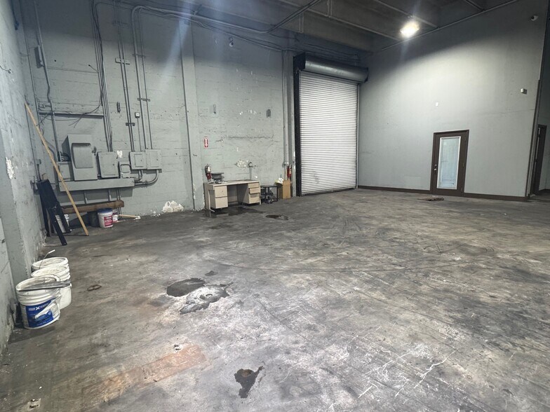 More Photos Of 5280 NW 77th Ct, Doral Warehouse For Lease